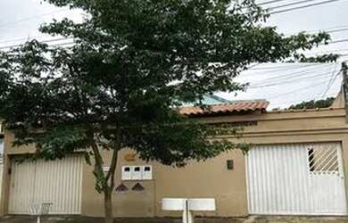 Imagem: A casa possui 2 Dormitórios, 1 Banheiro, 2 Vagas na garagem