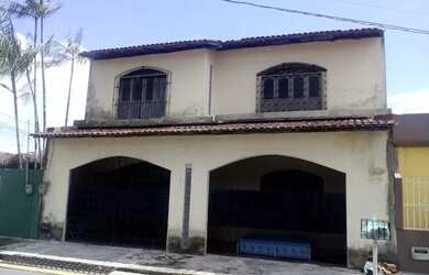 Imagem: A casa possui 4 Dormitórios, 1 Banheiro, 3 Vagas na garagem