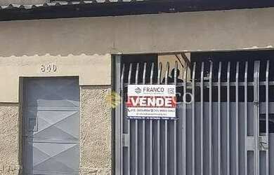 Imagem: A casa possui 3 Dormitórios, 1 Banheiro, 1 Vaga na garagem
