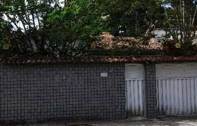 Imagem: A casa possui 3 Dormitórios, 2 Banheiros, 4 Vagas na garagem