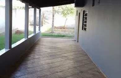 Imagem: A casa possui 2 Dormitórios, 2 Banheiros e 2 Vagas na garagem