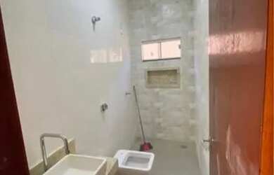 Imagem: A casa possui 3 Dormitórios, 1 Banheiro, 1 Vaga na garagem