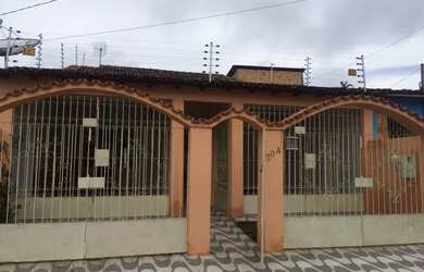 Imagem: A casa possui 4 Dormitórios, 4 Banheiros, 2 Vagas na garagem