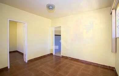 Imagem: A casa possui 3 Dormitórios, 1 Banheiro, 130m² de Área e