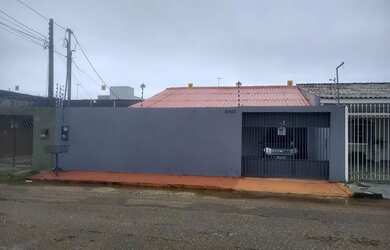 Imagem: A casa possui 3 Dormitórios, 2 Banheiros e 3 Vagas na garagem