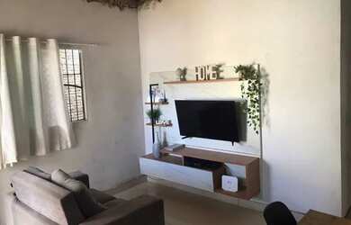 Imagem: A casa possui 2 Dormitórios, 1 Banheiro, 1 Vaga na garagem