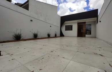 Imagem: A casa possui 3 Dormitórios, 1 Banheiro, 4 Vagas na garagem