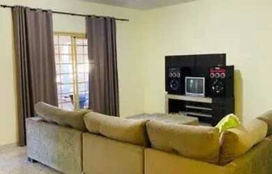 Imagem: A casa possui 2 Dormitórios, 1 Banheiro, 1 Vaga na garagem