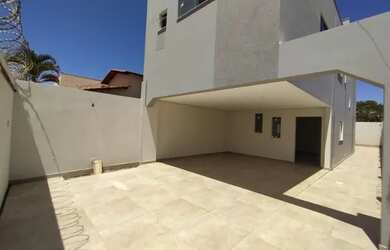 Imagem: A casa possui 3 Dormitórios, 2 Banheiros, 3 Vagas na garagem