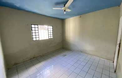 Imagem: A casa possui 3 Dormitórios, 1 Banheiro, 1 Vaga na garagem