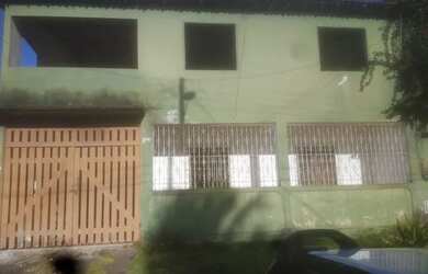 Imagem: A casa possui 3 Dormitórios, 1 Banheiro, 2 Vagas na garagem