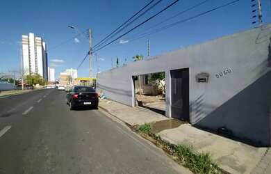 Imagem: A casa possui 4 Dormitórios, 3 Banheiros, 3 Vagas na garagem