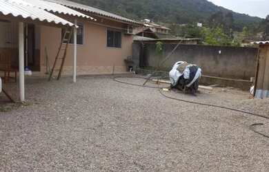 Imagem: A casa possui 2 Dormitórios, 1 Banheiro, 3 Vagas na garagem