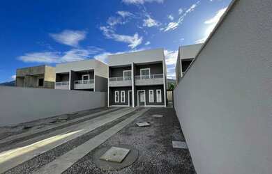 Imagem: A casa possui 3 Dormitórios, 2 Banheiros, 4 Vagas na garagem