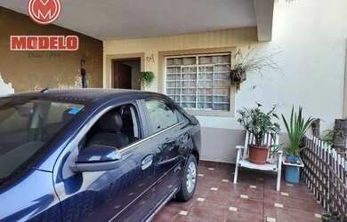 Imagem: A casa possui 4 Dormitórios, 2 Banheiros, 1 Vaga na garagem