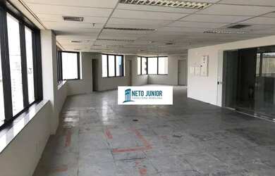 Imagem: O depósito para alugar possui 5 Vagas na garagem e 240m² de