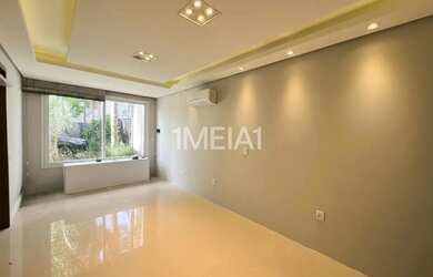 Imagem: A casa possui 3 Dormitórios, 3 Banheiros, 5 Vagas na garagem