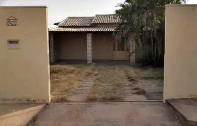 Imagem: A casa possui 2 Dormitórios, 1 Banheiro, 2 Vagas na garagem