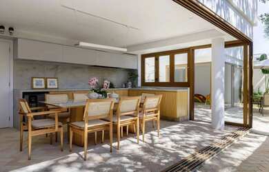 Imagem: A casa possui 3 Dormitórios, 5 Banheiros, 2 Vagas na garagem