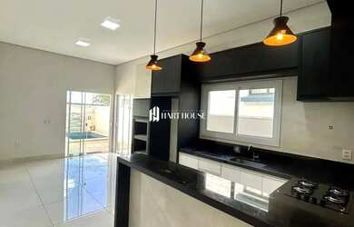 Imagem: A casa em condomínio possui 3 Dormitórios, 4 Banheiros, 2