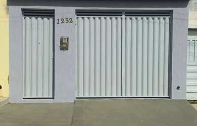 Imagem: A casa possui 2 Dormitórios, 1 Banheiro, 1 Vaga na garagem