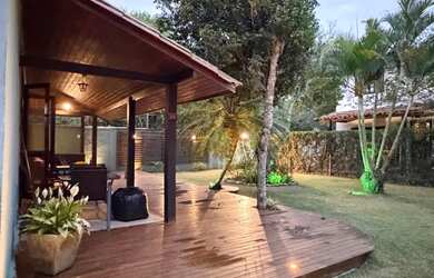 Imagem: A casa possui 4 Dormitórios, Acomodam 10 pessoas, 4 Vagas na