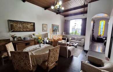 Imagem: A casa possui 4 Dormitórios, 5 Banheiros, 1 Vaga na garagem