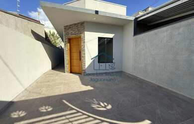 Imagem: A casa possui 2 Dormitórios, 2 Banheiros, 2 Vagas na garagem