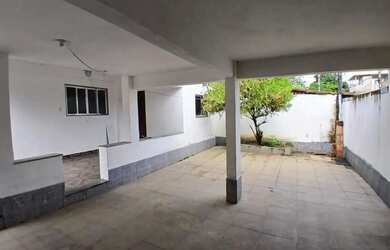 Imagem: A casa possui 3 Dormitórios, 2 Banheiros, 1 Vaga na garagem