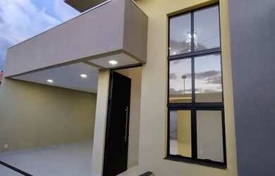 Imagem: A casa possui 3 Dormitórios, 2 Banheiros, 2 Vagas na garagem