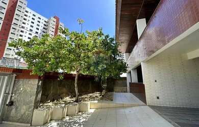 Imagem: A casa possui 5 Dormitórios, 5 Banheiros, 4 Vagas na garagem