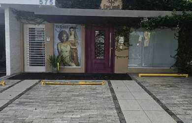 Imagem: O depósito possui 2 Vagas na garagem, 200m² de Área e está