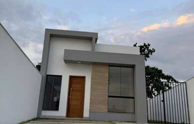 Imagem: A casa possui 3 Dormitórios, 2 Banheiros, 2 Vagas na garagem