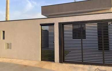 Imagem: A casa possui 3 Dormitórios, 2 Banheiros, 2 Vagas na garagem