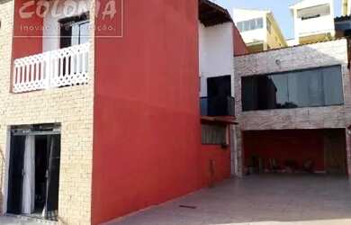 Imagem: A casa possui 3 Dormitórios, 3 Banheiros, 4 Vagas na garagem