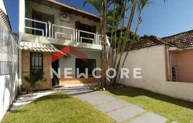 Imagem: A casa possui 5 Dormitórios, 3 Banheiros, 2 Vagas na garagem