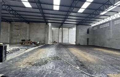 Imagem: O depósito possui 5 Vagas na garagem, 1.600m² de Área e