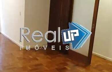 Imagem: O apartamento possui 3 Dormitórios, 1 Banheiro, 1 Vaga na garagem