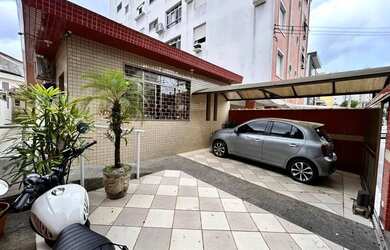 Imagem: A casa possui 4 Dormitórios, 3 Banheiros, 1 Vaga na garagem