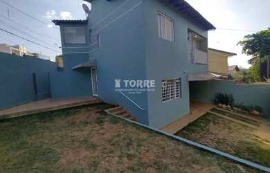 Imagem: A casa possui 2 Dormitórios, 2 Banheiros, 2 Vagas na garagem