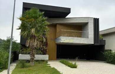 Imagem: A casa em condomínio possui 4 Dormitórios, 5 Banheiros, 4