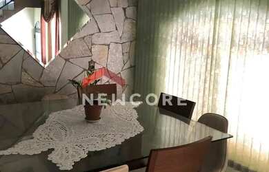 Imagem: A casa possui 3 Dormitórios, 1 Banheiro, 2 Vagas na garagem