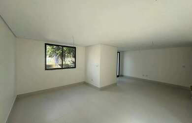 Imagem: A casa possui 3 Dormitórios, 3 Banheiros, 4 Vagas na garagem