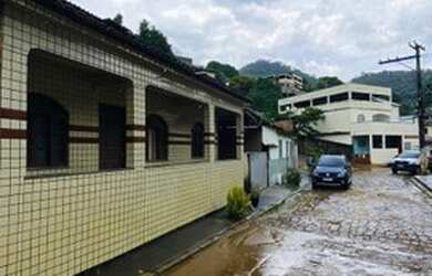 Imagem: A casa possui 3 Dormitórios, 1 Banheiro, 1 Vaga na garagem