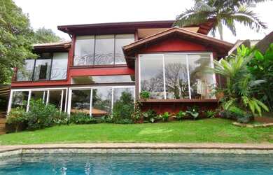 Imagem: A casa em condomínio e possui 5 Dormitórios, Suítes, 5 Banheiros