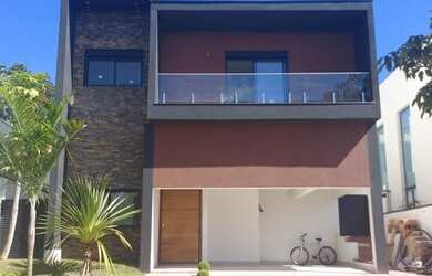 Imagem: A casa possui 3 Dormitórios, 5 Banheiros, 4 Vagas na garagem