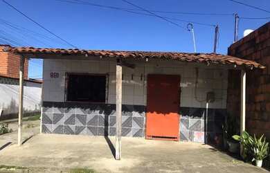 Imagem: A casa possui 3 Dormitórios, 1 Banheiro, 2 Vagas na garagem