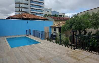 Imagem: A casa possui 5 Dormitórios, 4 Banheiros, 4 Vagas na garagem