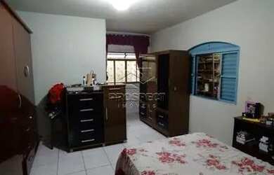 Imagem: A casa possui 4 Dormitórios, 4 Banheiros, 4 Vagas na garagem