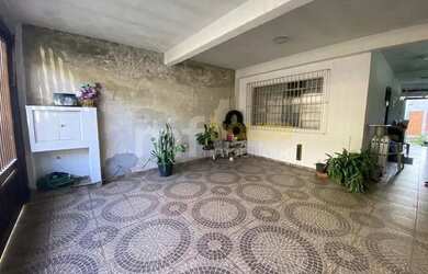 Imagem: A casa possui 2 Dormitórios, 1 Banheiro, 2 Vagas na garagem